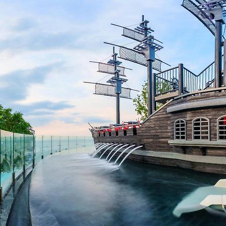 Somerset Pattaya Dış mekan fotoğraf The pirate ship at the park