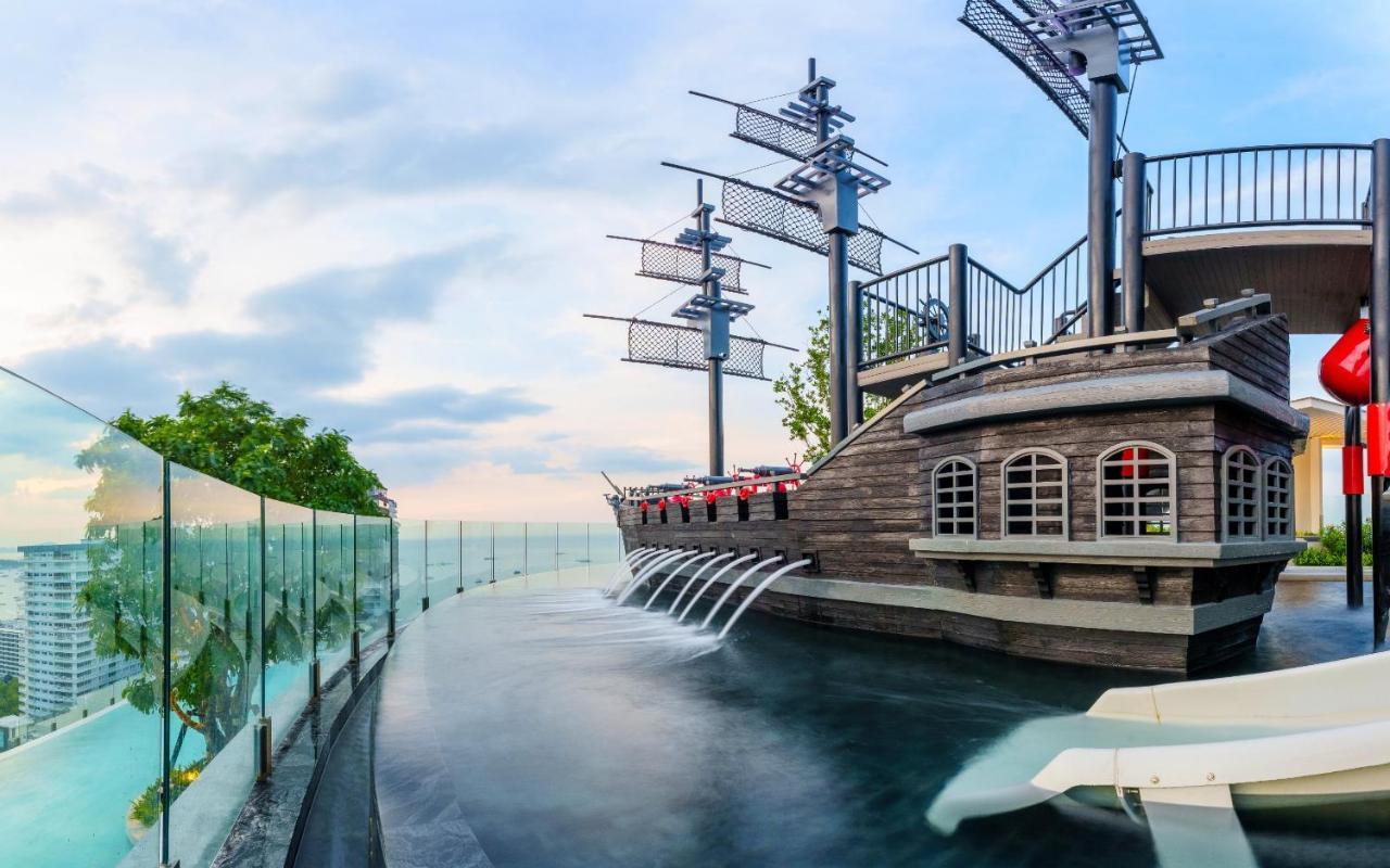 Somerset Pattaya Dış mekan fotoğraf The pirate ship at the park