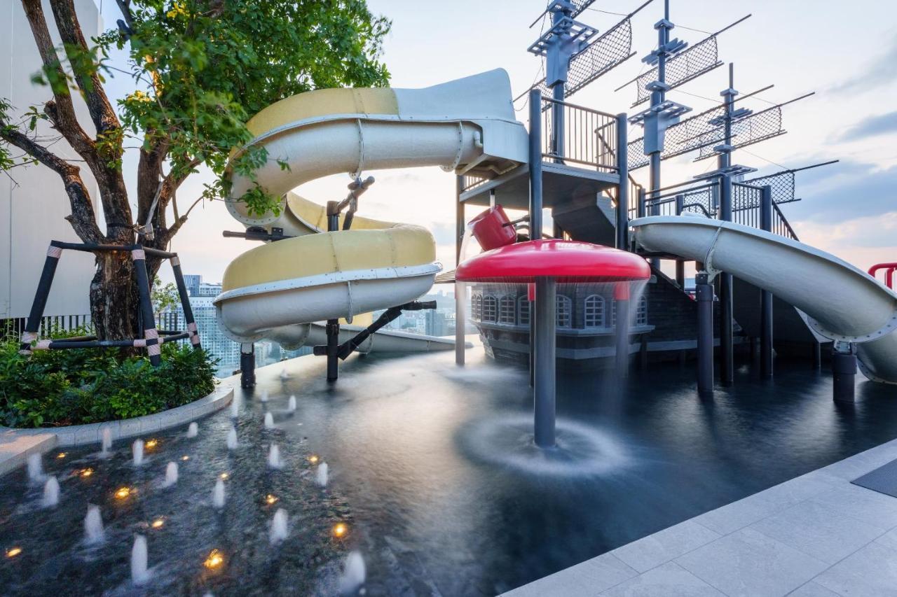 Somerset Pattaya Dış mekan fotoğraf Water slide at the rooftop pool