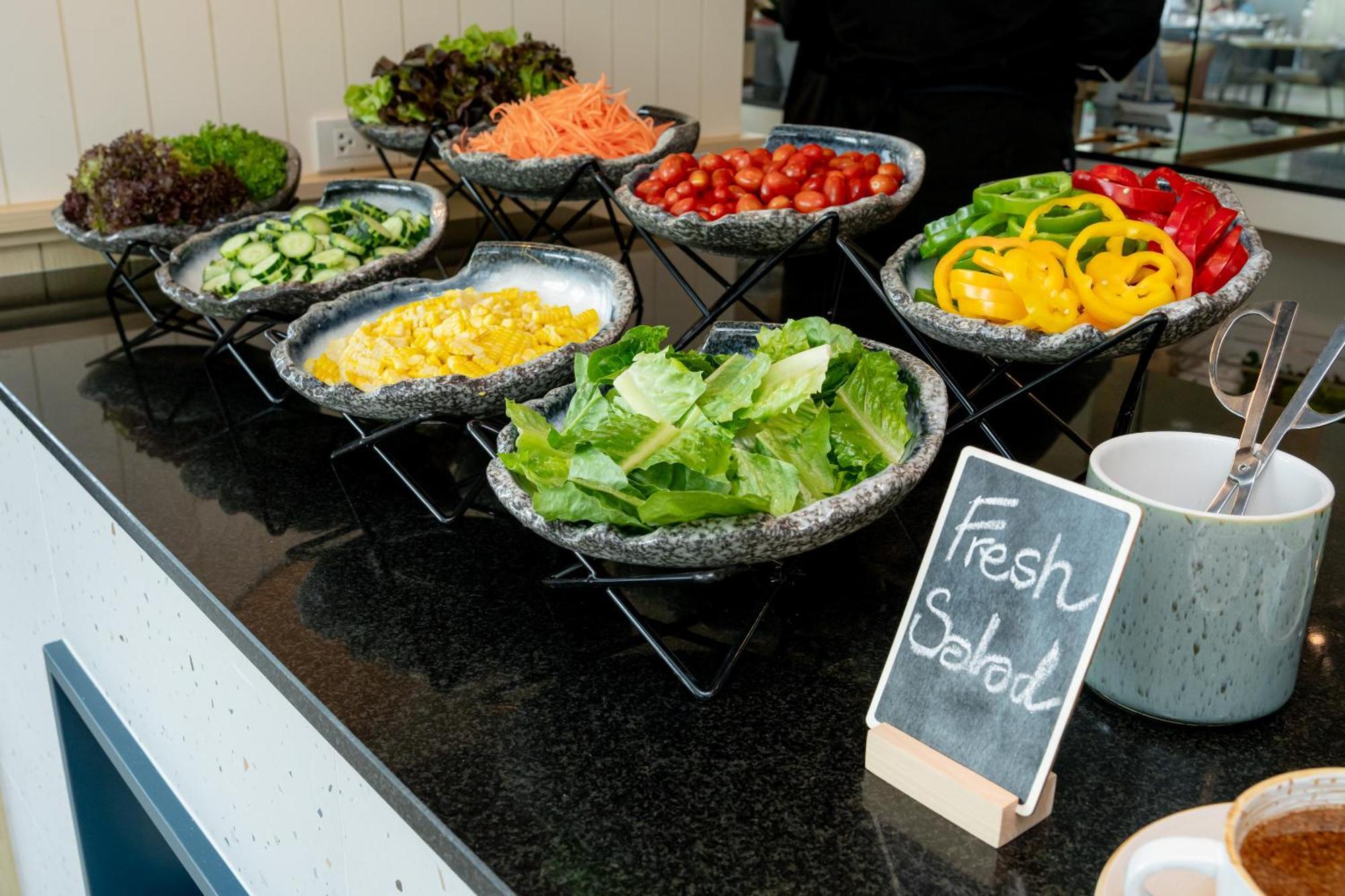 Somerset Pattaya Dış mekan fotoğraf A salad bar