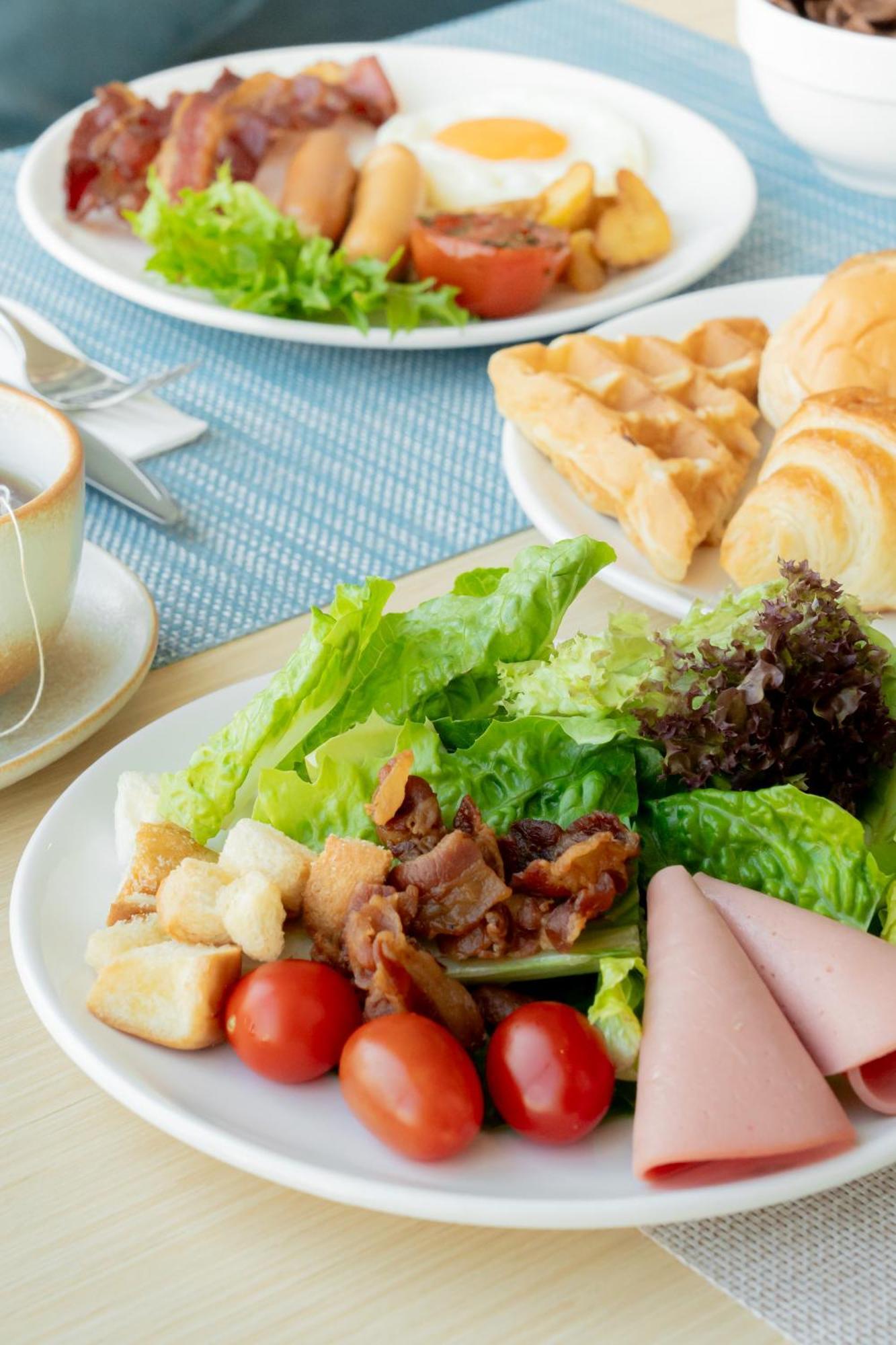 Somerset Pattaya Dış mekan fotoğraf A salad with bacon